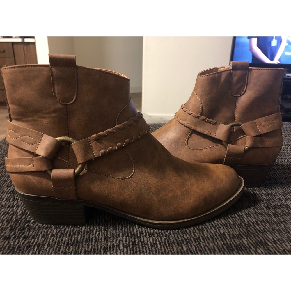 XOXO light brown fall booties!